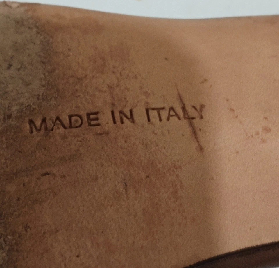 Sandalias para mujer Salvatore Ferragamo de charol negro. Talla 7 3A. Foto 4 de 4