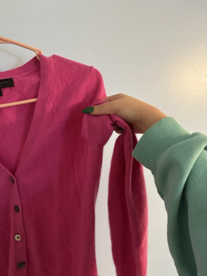 Express 100% puro cachemir rosa cárdigan suéter talla M *pequeño agujero debajo de la axila* Foto 4 de 4