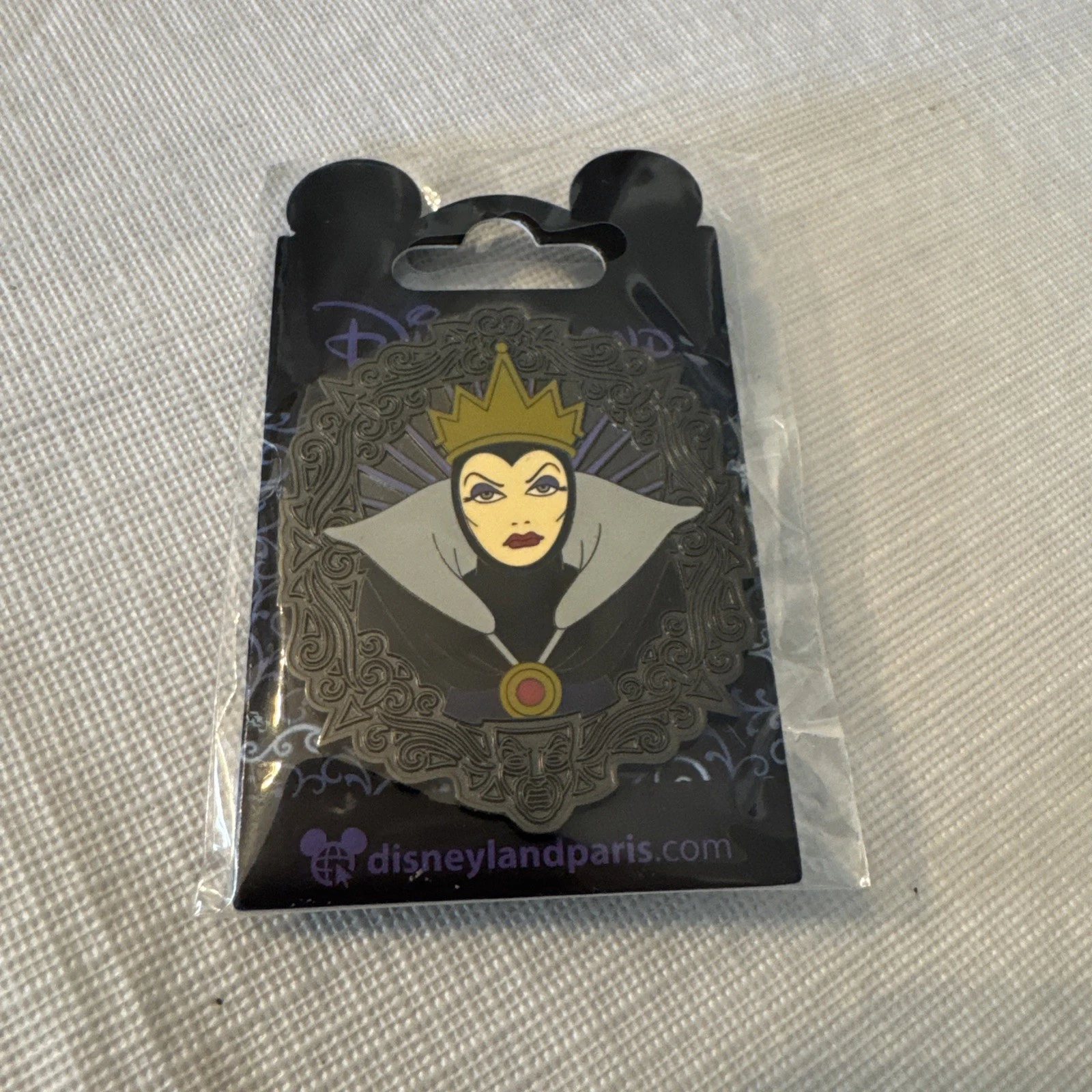 Disneyland Paris DLP Disney Villains EVIL QUEEN Snow White Wreath Portrait Pin