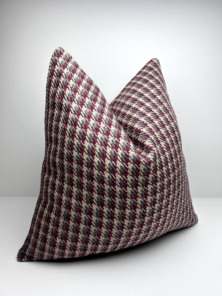 Funda de Almohada Pata de Gallo Borgoña y Beige • Cojín Acento Borgoña • Tiro Rojo Foto 2 de 4