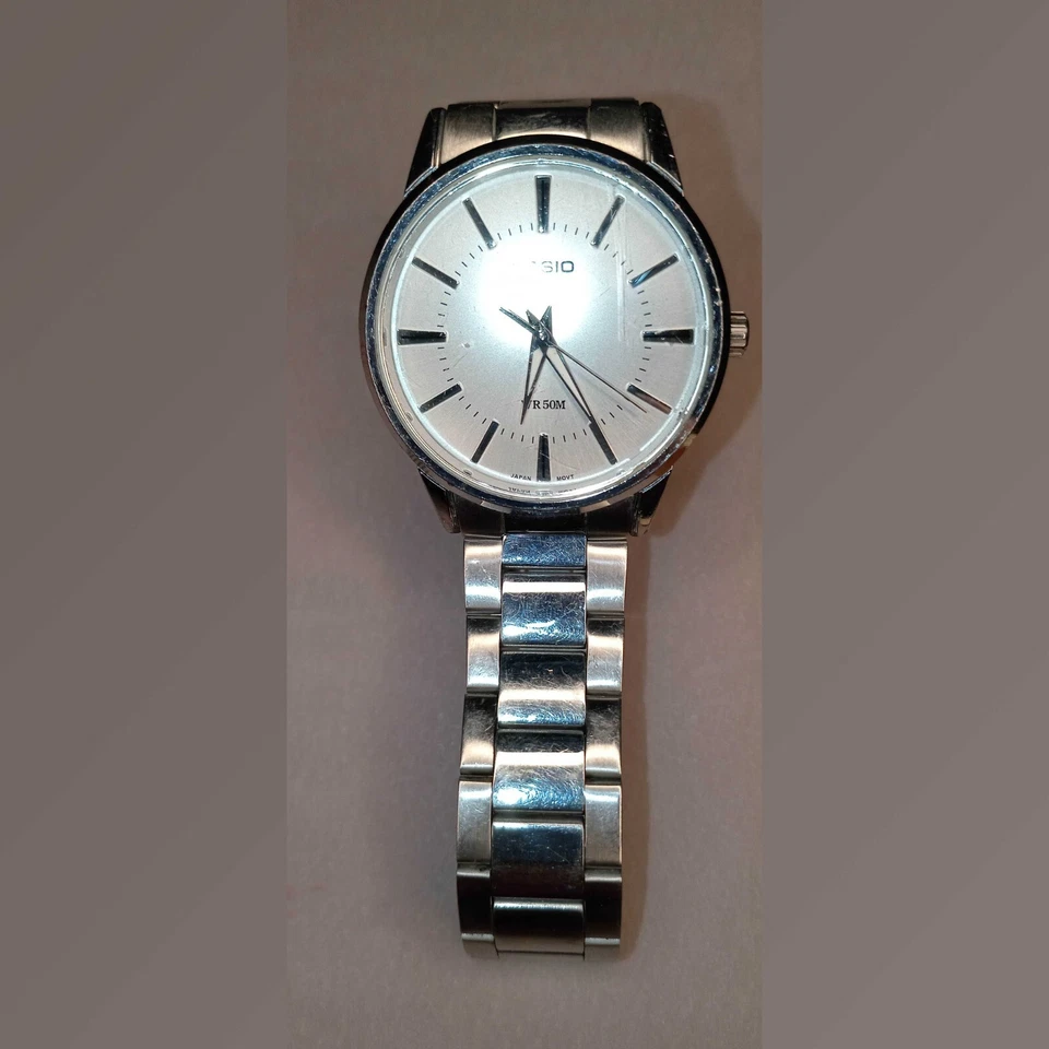 Reloj Hombre Casio MTP-1303P 1330 Tono Plateado Cuarzo Analógico Necesita Batería Nueva Foto 2 de 4