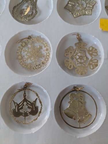 10 Vtg Feather Tree Christmas Ornaments Gold Brass Metal Filigree Small 1" Boxed - Picture 5 of 8