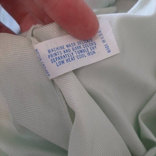 Bata ligera de colección VANITY FAIR verde pastel plisada cuello manga aleteada - Imagen 9 de 10