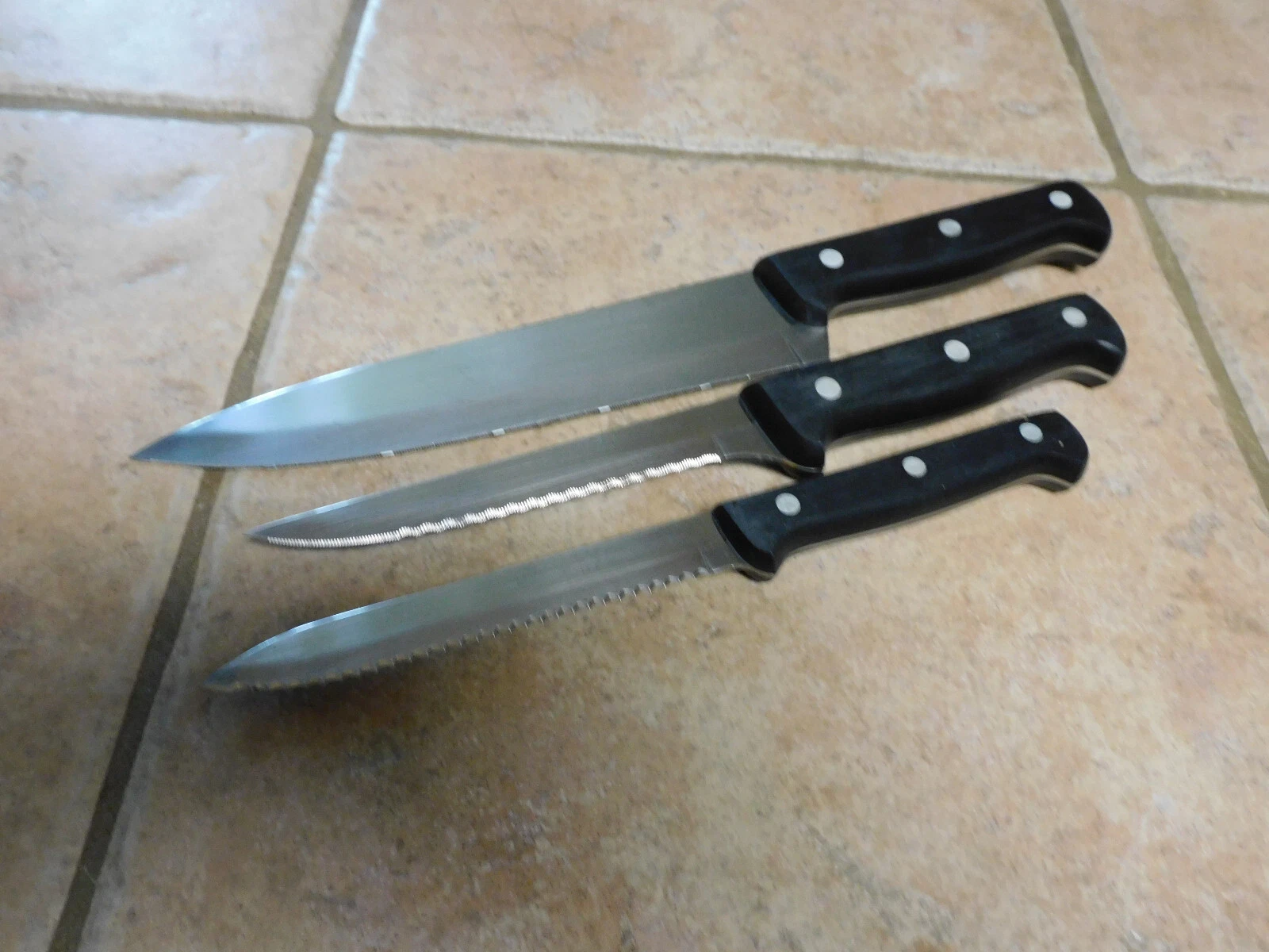 J.A. HENCKELS INTERNATIONAL EVERSHARP 3 KNIVES CHEF's , BONING AND SERRATED SET