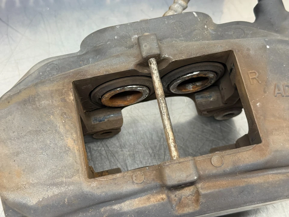 Lexus GS450H 2009 pasajero delantero derecho pinza de freno - 126 k Foto 2 de 4