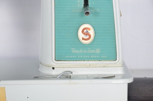 Singer Touch & Sew Zig Zag Model 626 Sewing Machine Tested Working With Pedal - Picture 5 of 16