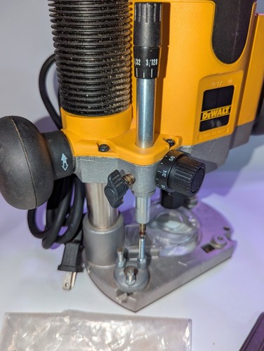DeWalt Plunge Router DW-621 2hp 10 Amp 8,000-24,000 RPM made in Italy Nice - Picture 10 of 13
