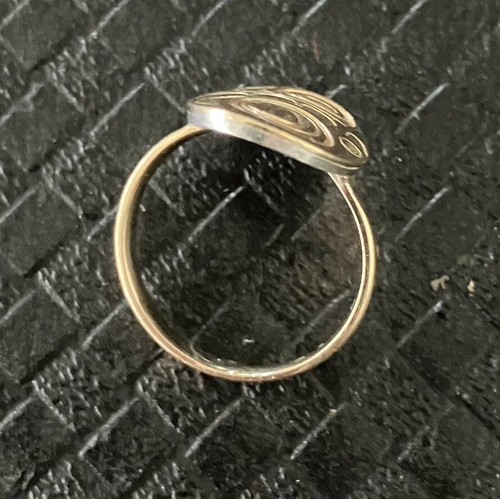 Haida-Design Gold and Silver Ring by Bill Bellis - Picture 4 of 6