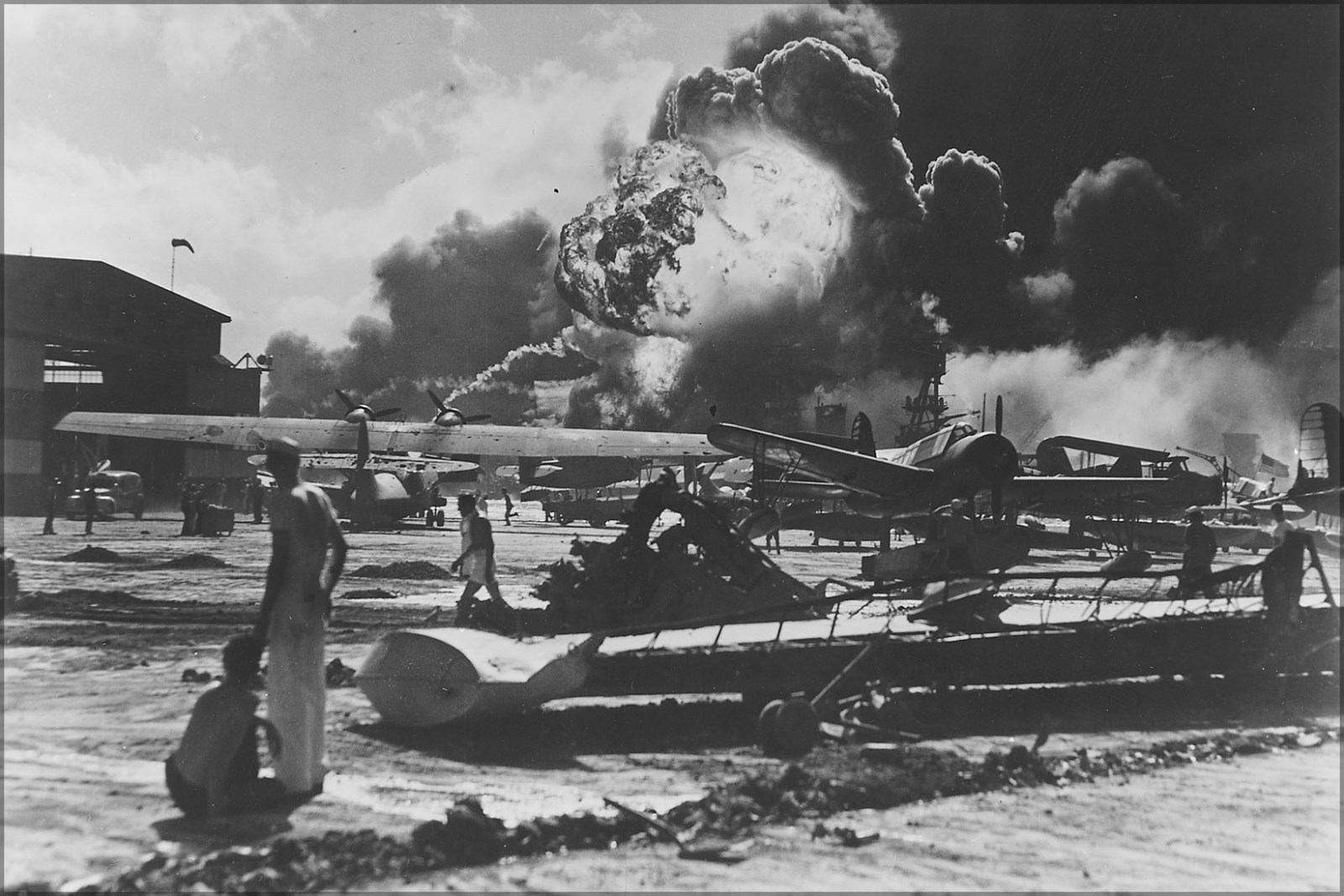 Poster, Many Größes; Naval Air Station At Pearl Harbor Following Japanese Attack Poster, Many Größes; Naval Air Station At Pearl Harbor Following Japanese Attack