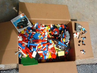 BULK LEGOS APPROX 6 POUNDS WITH 10 MINI FIGS