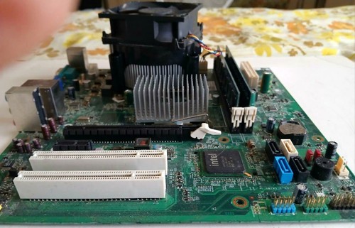 A Dell Motherboard Combo, Quad Core, Heatsink, I/O shield, 4 GB Ram - Afbeelding 5 van 8