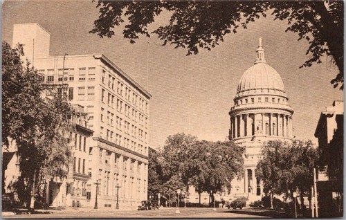 Vintage 1940s MADISON, Wisconsin Postcard STATE CAPITOL / Street View / Unused - Picture 1 of 2