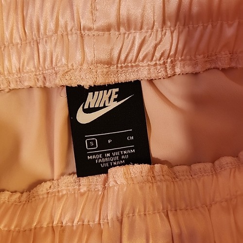 Pantalones de chándal Nike Air satinados rosa para mujer talla pequeña - Imagen 3 de 4