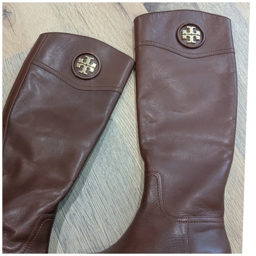 Tory Burch Ashlynn Reitstiefel mandelförmige Zehenpartie braun goldenes Emblem Damengröße 5,5 NEU - Bild 12 von 13