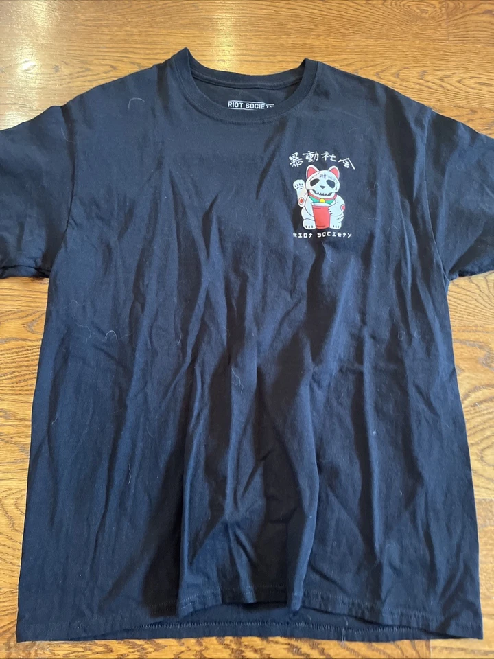 Camiseta Riot Society Para Hombre Grande Negra Maneki Neko Lucky Cat Manga Corta Foto 2 de 4