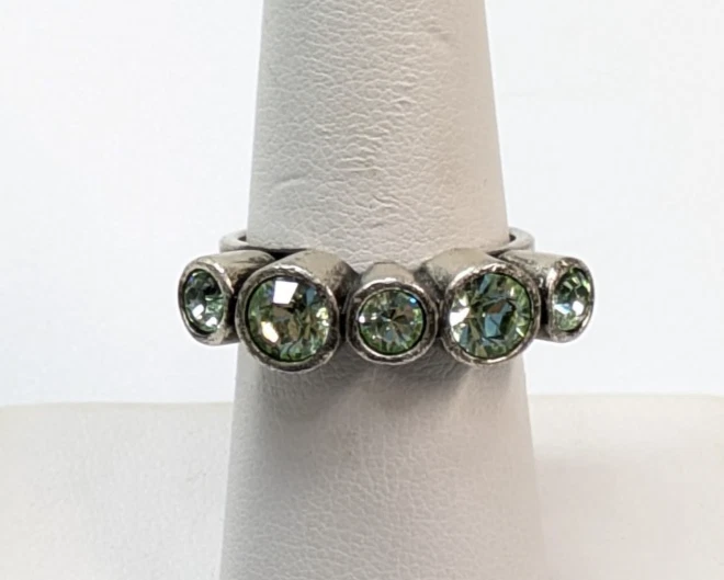 Conjunto de canales de vidrio peridoto verde peregrino estrás tono plata anillo talla 7,5 Foto 2 de 4