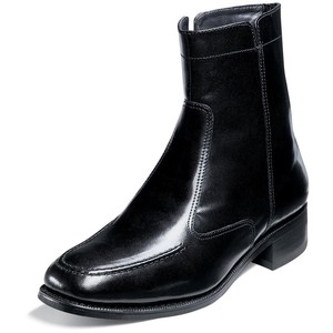 trending black boots