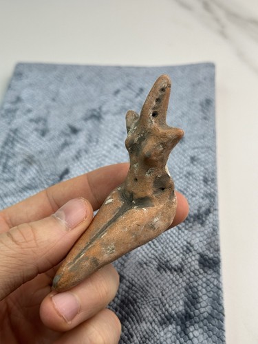 Statuina in terracotta con ornamento cultura tripilliana tra il 5500 e il 2750 a.C. - Foto 8 di 10