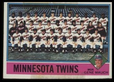 1976 Topps #556 Minnesota Twins / Gene Mauch - Minnesota Twins