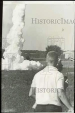 1966 Press Photo Larry Tieman watches a model rocket launch - lrs24399