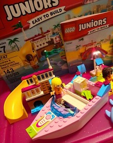 LEGO Juniors Set 10747 Andrea and Stephanie's Beach Holiday Complete