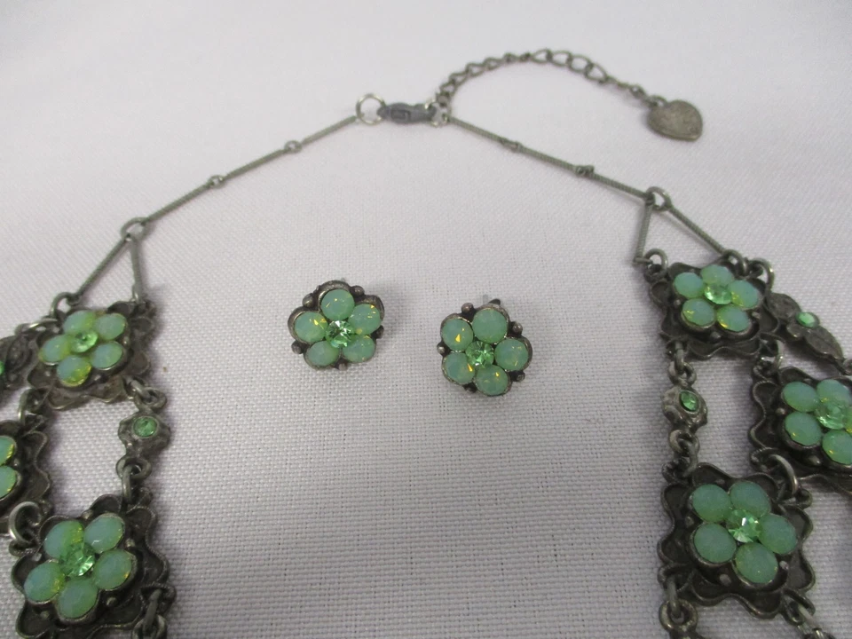 COLLAR GARGANTILLA ESLABÓN CADENA PELTRE FIRMADO YONI Z FLORES Y PENDIENTES CRISTAL VERDE Foto 3 de 4