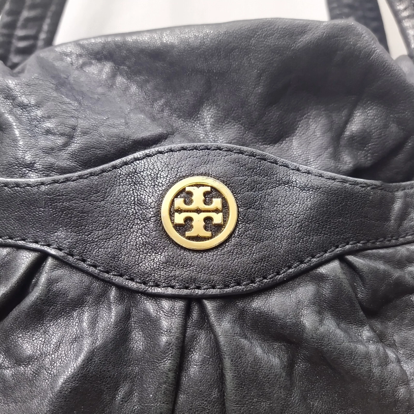 Borsa a tracolla Tory Burch nera in morbida pelle doppio manico con specchio