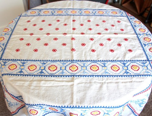 VINTAGE 48"x63" WEISS BAUMWOLLE MEHRFARBIG BLUMEN HANDBESTICKT TISCHDECKE - Bild 10 von 20