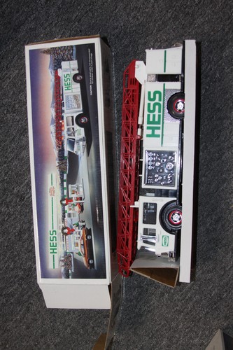 Camión de juguete Hess 1989 camión de bomberos de juguete con sirena de doble sonido y escalera nuevo en caja - Imagen 1 de 2