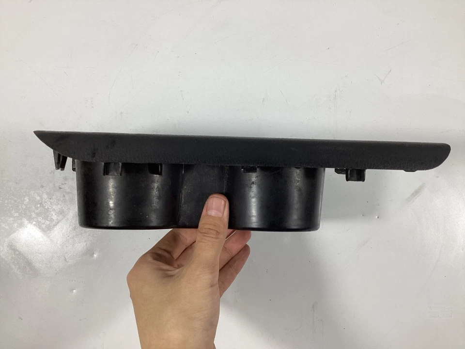 Portavasos Toyota Highlander 2014-2019 64714-0E060 OEM. Foto 3 de 4