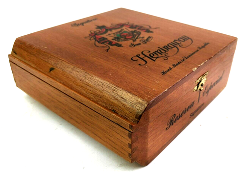 Vintage Wooden Cigar Box 'A Fuentes Hemingway' 7.5"x6.5"x2.5" Hinged Latch - Picture 6 of 9