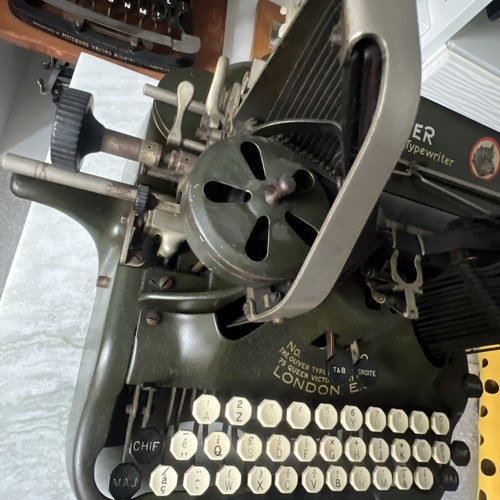 Vintage Oliver 10 Typewriter With Excellent Decals - Picture 7 of 13
