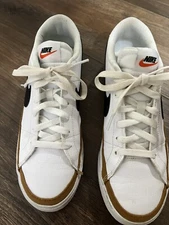 Size 8.- Nike Court Legacy NN White