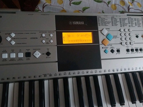 Teclado Yamaha YPT-320 61 tamaño completo sensible al tacto juego probado y funcionando - Imagen 2 de 7