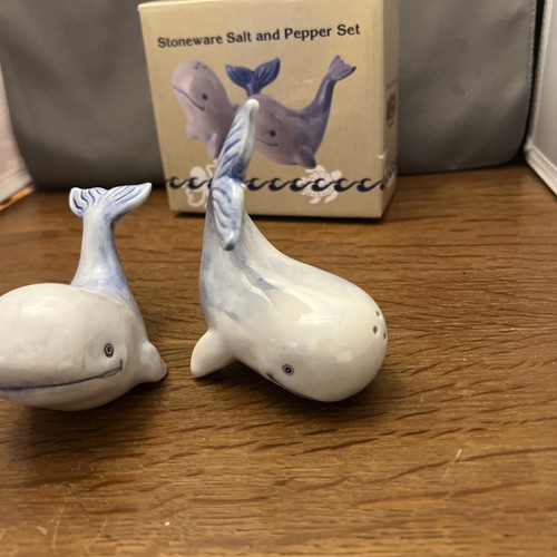 Cracker Barrel Blue Whales Stoneware Salt & Pepper Shakers New In Box - Bild 2 von 11
