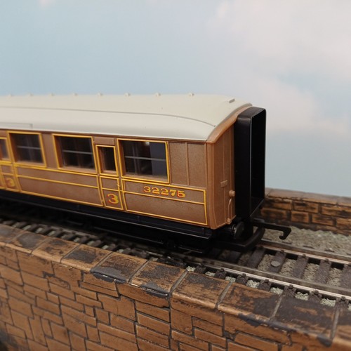 Hornby R4062C. LNER Composite Coach. 1st & 3rd. Teak. 32275 Boxed Model Railway. - Picture 6 of 19