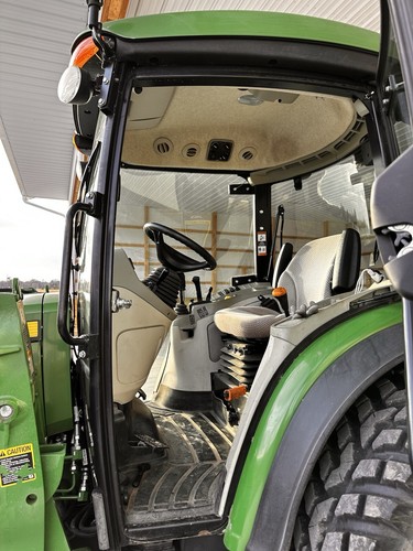 2018 JOHN DEERE 4066R TRACTOR (4X4) (HYDRO) (LOADER) (718 HRS) - Picture 11 of 12