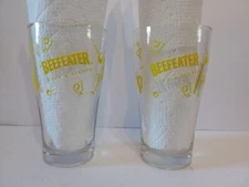 2 Beefeater Gin LIVE A LITTLE Glasses 14 oz Yellow Olives Martini  Bar Pub - A5