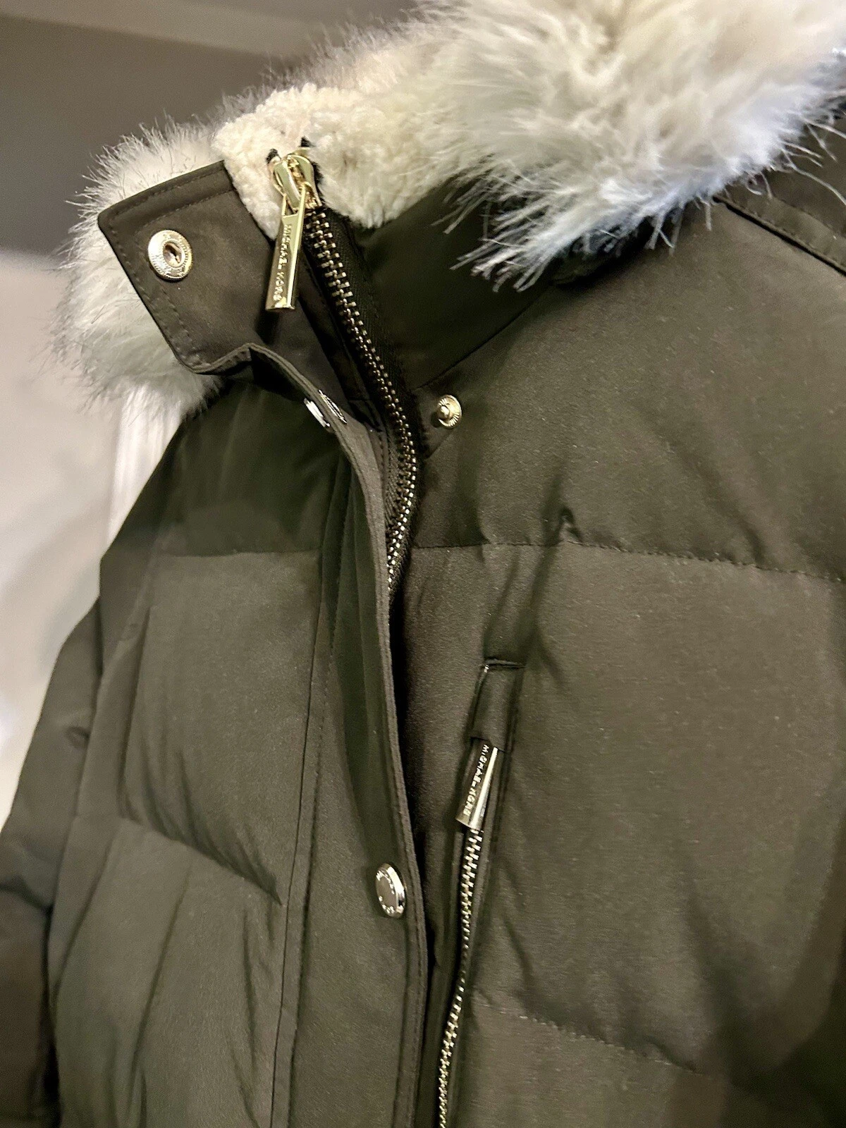 Cappotto tampone con cappuccio Michael Kors in pelliccia sintetica verde oliva Cappa rimovibile