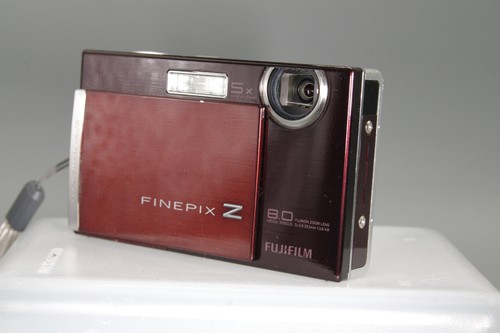 Fujifilm FinePix Z100fd 8MP Digital Camera – Ultra-Slim, 5x Zoom, Face Detection - Picture 3 of 7