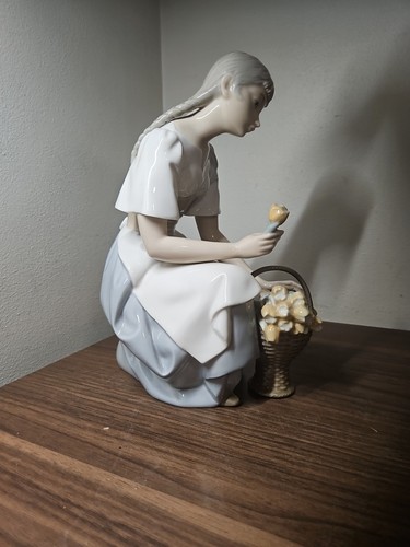 UN BELLISSIMO PERSONAGGIO LLADRO 4720 "RAGAZZA CON TULIPANI". - Foto 10 di 16