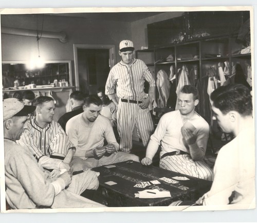 NEW YORK Giants BASEBALL Team Plays Cards Downtime VINTAGE 1932 Press Photo - Picture 1 of 2