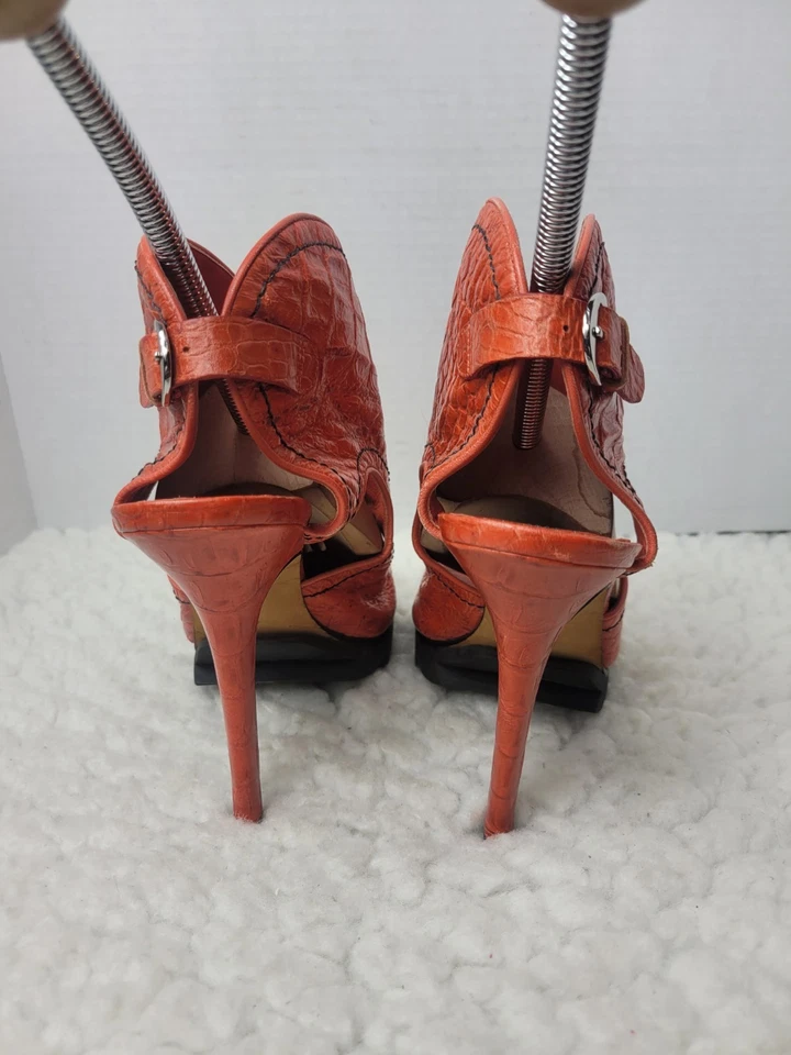 Zapatos de salón Camilla Skovgaard de cuero talla tacón 9,5 rojo cocodrilo cierre de hebilla en relieve Foto 4 de 4