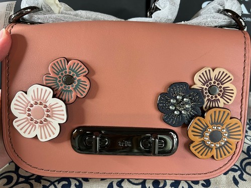 Bolso de hombro COACH Swagger 20 con 5 apliques de rosa de té 18858 melón/metal oscuro - Imagen 4 de 12