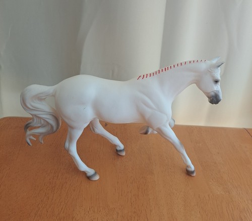 Breyer Horse #495 Gem Twist Champion Show Jumper Alabaster 39 Braids with 20 Red - Picture 5 of 15