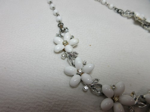 VINTAGE LISNER NECKLACE WHITE FLOWER & RHINESTONES - Picture 4 of 11
