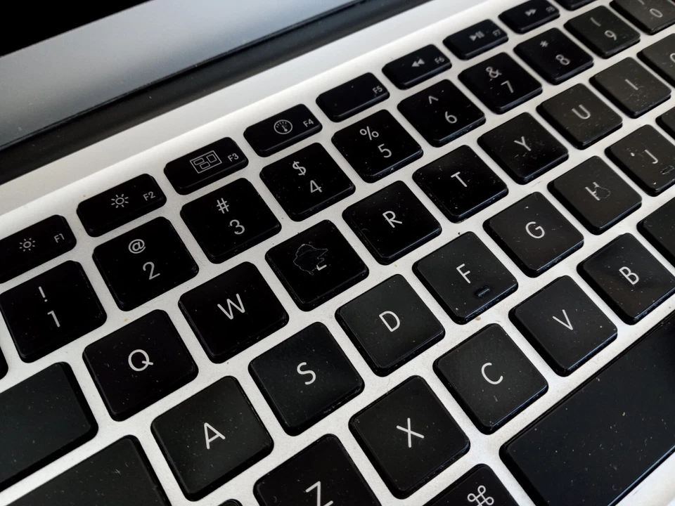 Apple MacBook Air 2010 13" A1369 Intel C2D 1.8GHz 2GB RAM - FOR PARTS - READ -RR - Image 2 of 4