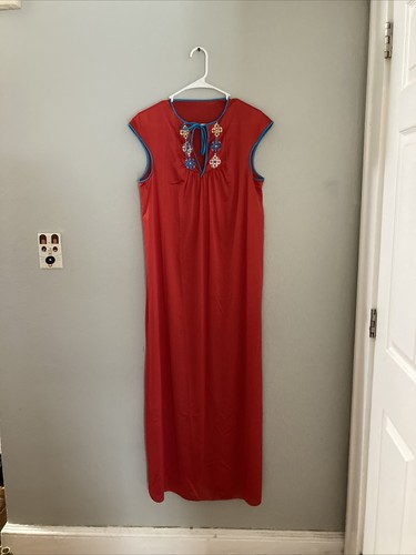Vintage Red Nightgown Embroidered Blue Trim SZ S - Picture 9 of 9