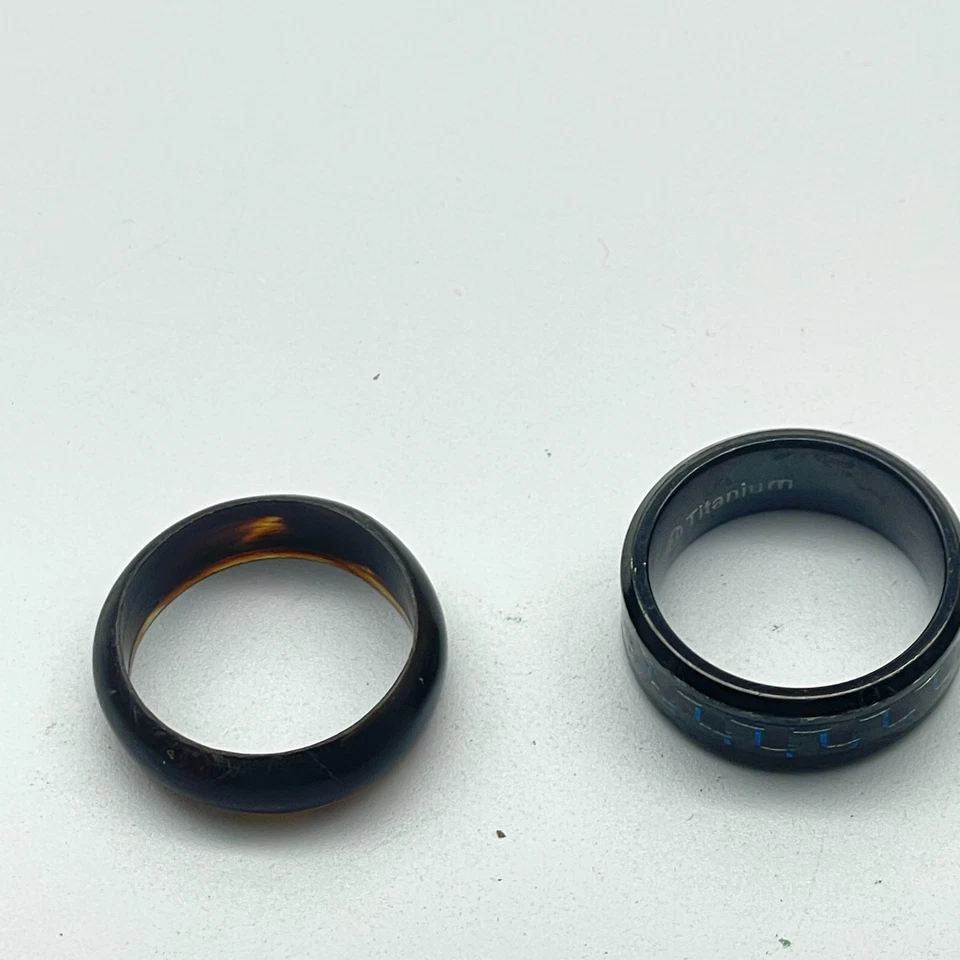 Lote de anillos para hombre aspecto de caparazón de tortuga banda de resina e incrustación negra titanio azul Foto 2 de 4