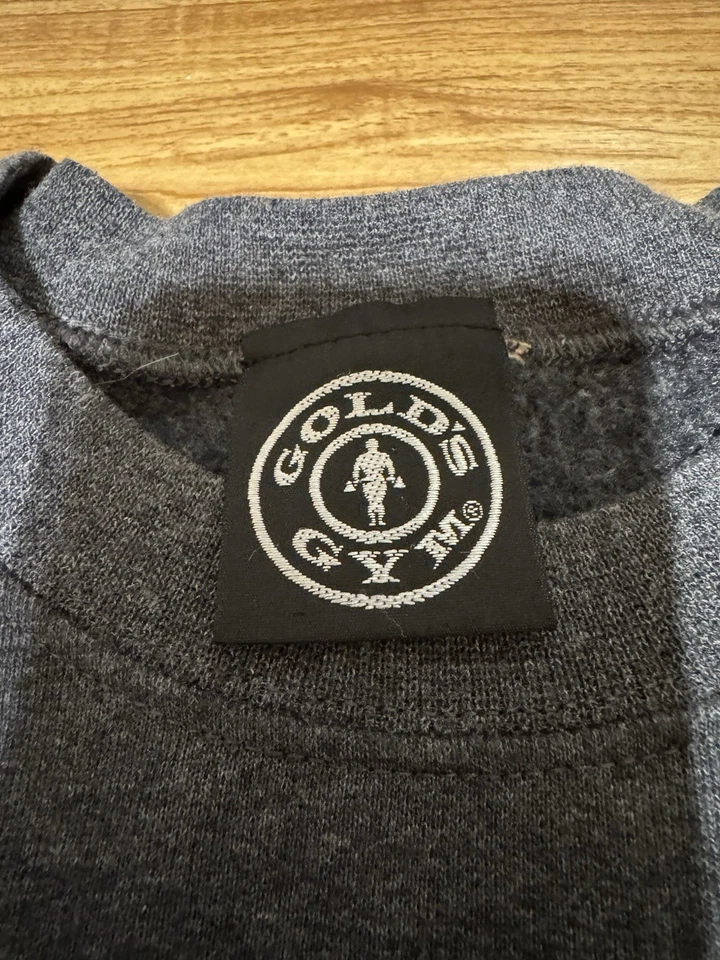 Sudadera de Colección Gold's Gym Cuello Redondo con el logotipo "Muscle Joe" y "Charleston, SC" Foto 3 de 4